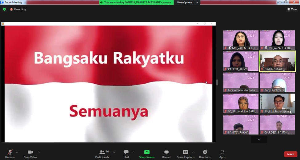 Menyanyikan Lagu Indonesia Raya 